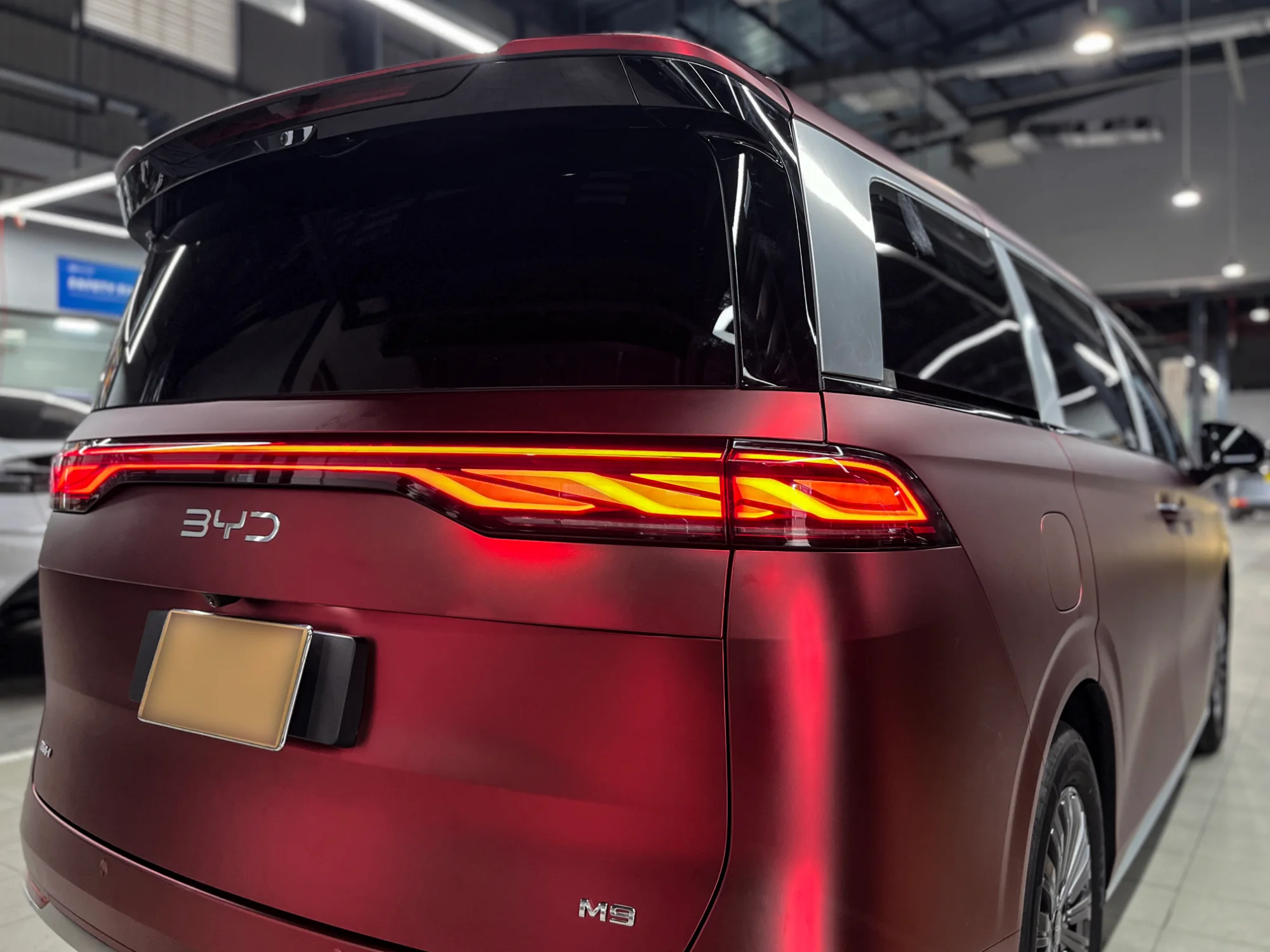 BYD M9 dán đổi màu đỏ nhám