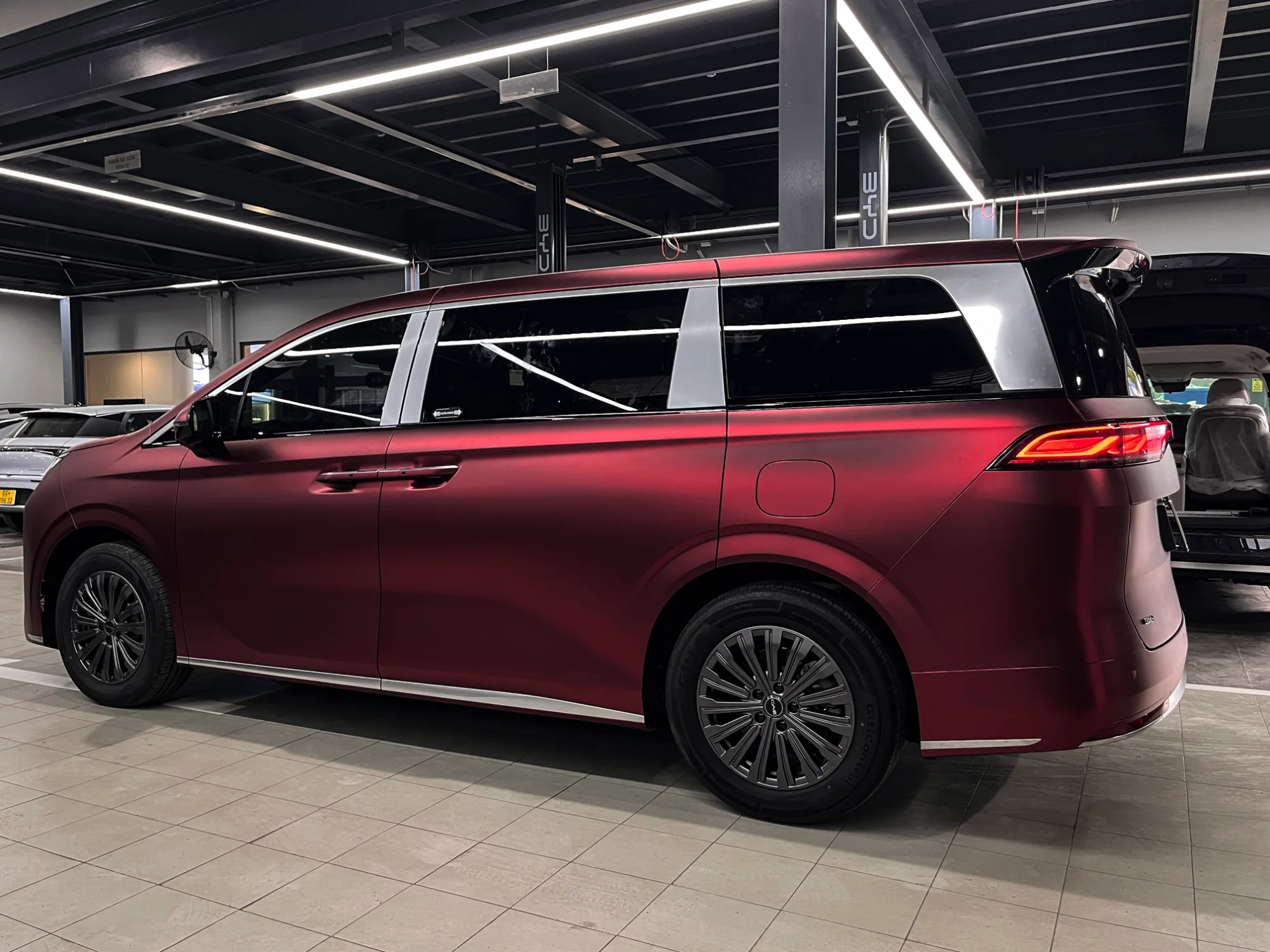 BYD M9 dán đổi màu đỏ nhám